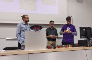 Pokaz układania kostki Rubika