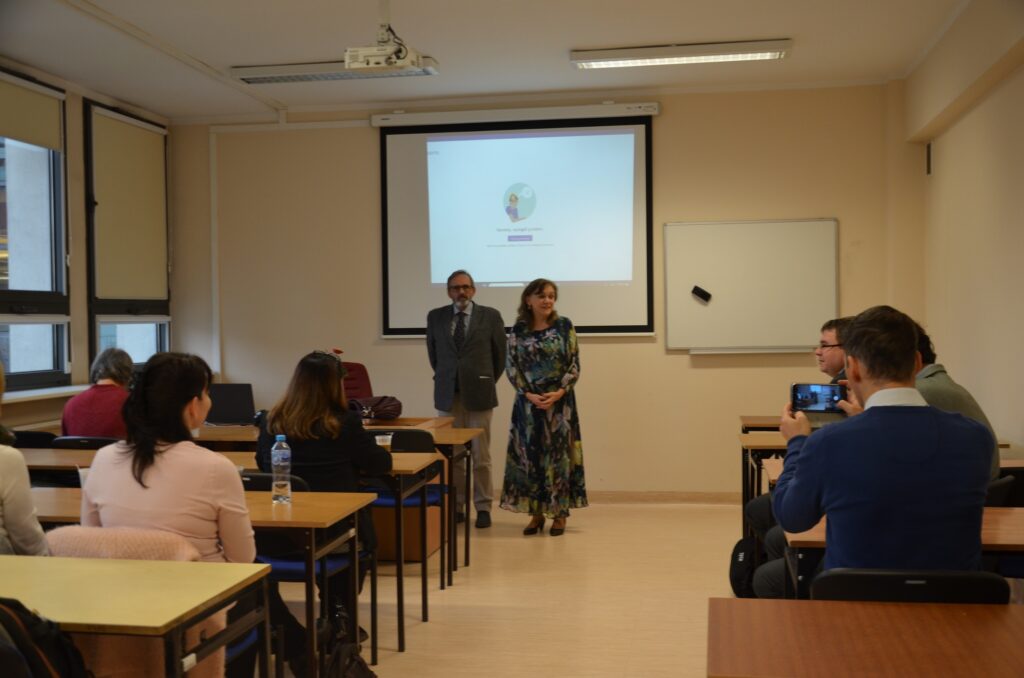 Prof. Nowak, dziekan WE przedstawia filologię węgierską, UAM, obok prof. Ilona Koutny, kierownik Zakładu Hungarystyki
