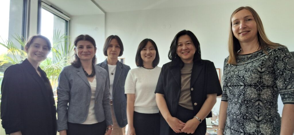 Na zdjęciu od prawej: prodziekan ds. studenckich dr Jolanta Bachan, Pani Suyon Lee, Pani Hyun-ji Do oraz przedstawiciele Zakładu Języka Koreańskiego - mgr Choonsil Lim, dr Anna Borowiak oraz mgr Anna Stanik.