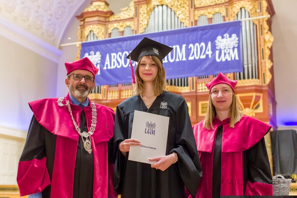 Studentka Dominika Jankowska z Dziekanem Piotrem Nowakiem oraz Prodziekan Jolantą Bachan