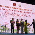 Prof. Piotr Nowak na scenie podczas inauguracji konferencji na Uniwersytecie w Hanoi