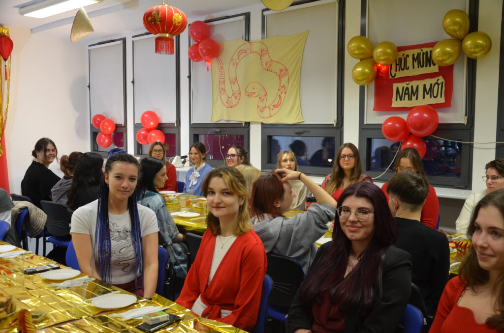 Studenci wietnamistyki podczas uroczystości.