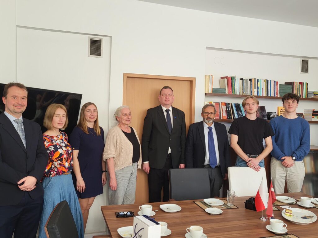 Zdjęcie przedstawia ambasadora Łotwy i przedstawicieli Wydziału Etnolingwistyki