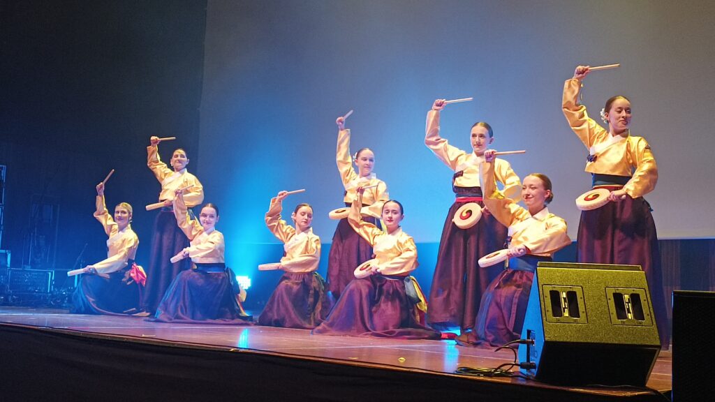 Występ artystów podczas Dnia Kultury Koreańskiej.