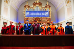 Prorektor UAM ds. Współpracy Międzynarodowej prof. UAM dr hab. Rafał Witkowski wraz z przedstawicielami zespołów dziekańskich Wydziału Antropologii i Kulturoznawstwa, Wydziału Etnolingwistyki, Wydziału Filozoficznego i Wydziału Socjologii za stołem prezydialnym w Auli UAM.