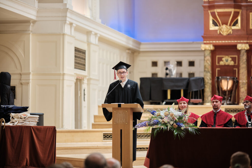 Student hebraistyki Aleksander Sikorski wygłasza przemówienie podczas uroczystości absolutoryjnej.