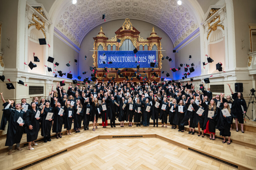 Absolwenci rzucają biretami po ceremonii zakończenia studiów.