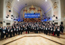 Absolwenci rzucają biretami po ceremonii zakończenia studiów.
