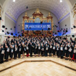 Absolwenci rzucają biretami po ceremonii zakończenia studiów.