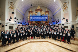 Absolwenci rzucają biretami po ceremonii zakończenia studiów.