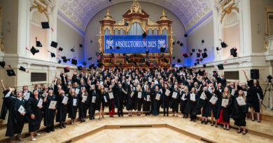 Absolwenci rzucają biretami po ceremonii zakończenia studiów.