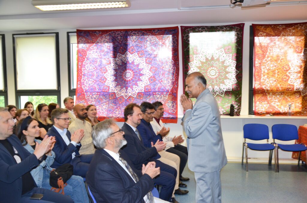 Sekretarz ds. edukacji i kultury Ambasady Indii w Polsce Pan Satyasheel Lall przemawia do uczestników Dnia Indyjskiego na Wydziale Etnolingwistyki.