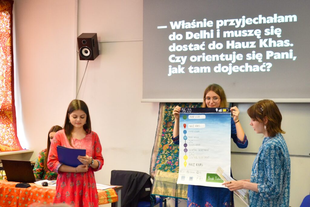 Studentki języka hindi podczas jednego z wystąpień przygotowanych w ramach Dnia Indyjskiego.