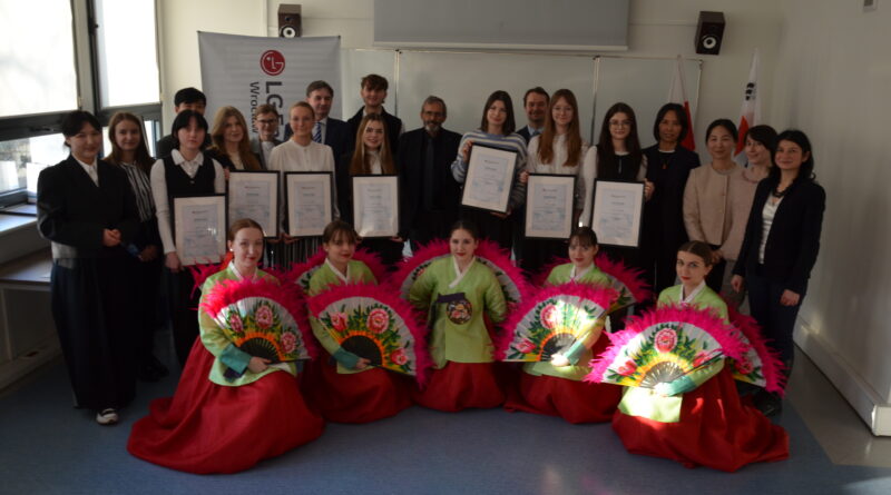 Delegacja LG Energy Solution Wrocław z wizytą na Wydziale Etnolingwistyki w związku z uroczystym wręczeniem nagród